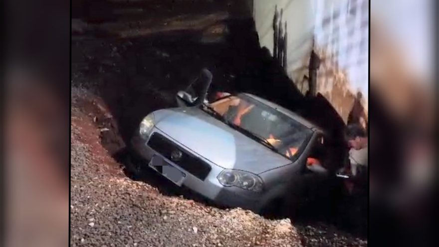 Mulher escapa ilesa após carro despencar em barranco na Avenida Brasil