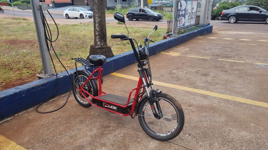 Mulher fica ferida em acidente com bicicleta elétrica na Av. Piquiri
