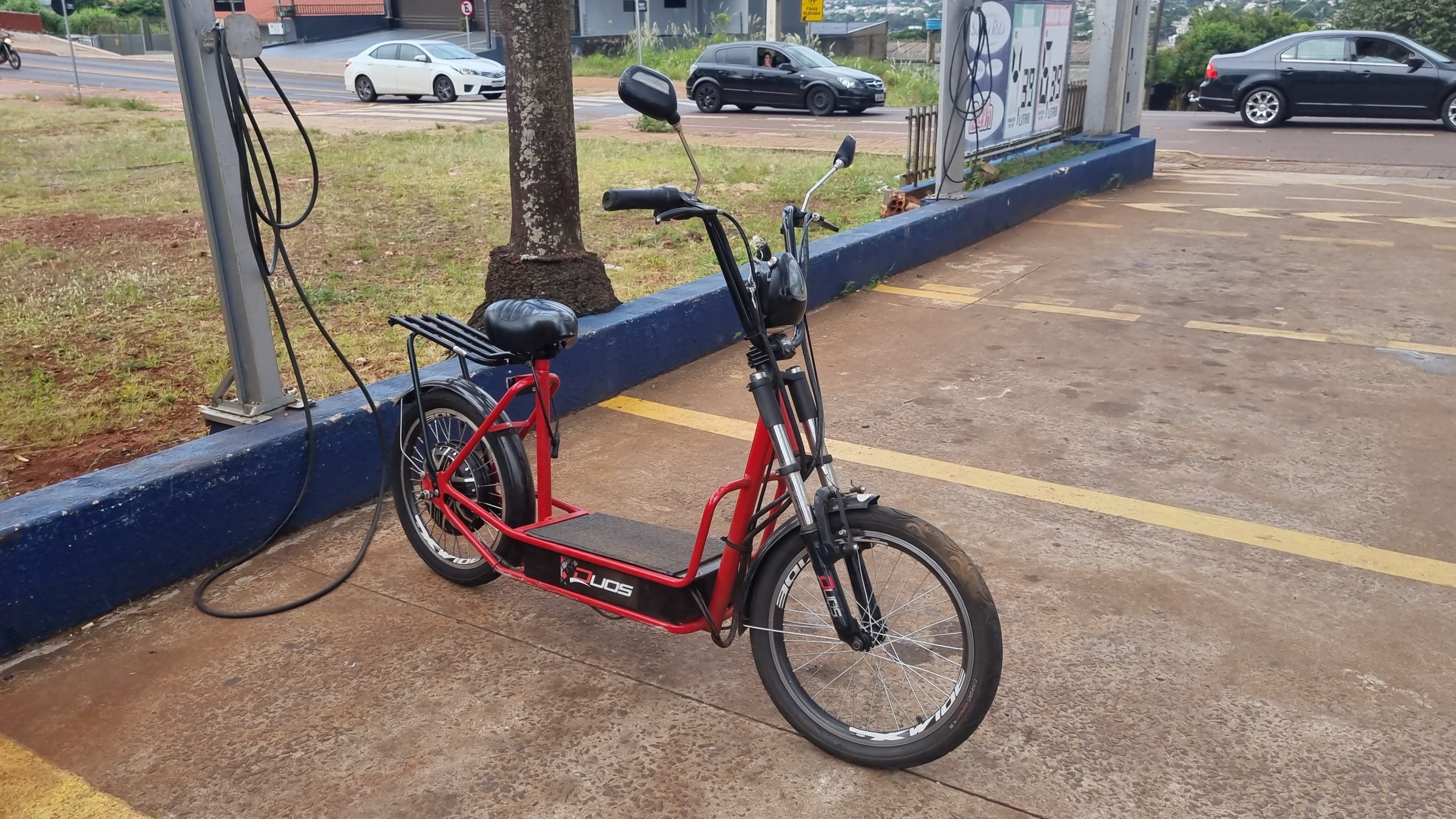 Mulher fica ferida em acidente com bicicleta elétrica na Av. Piquiri
