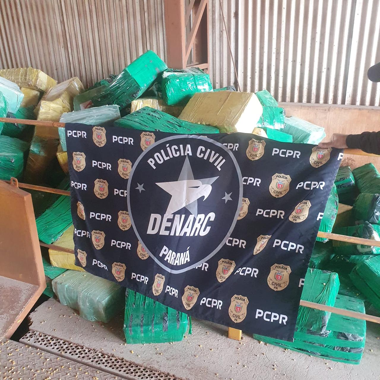 Denarc de Cascavel apreende carreta com 7,7 toneladas de maconha no MS