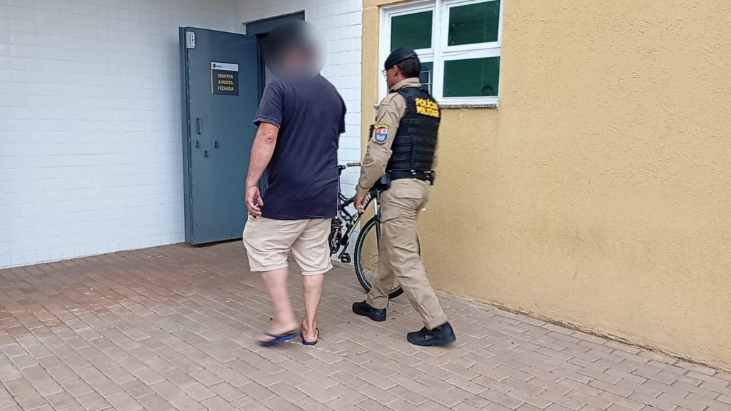 Suspeito de agredir a mulher com soco no rosto é preso pela PM no Santa Felicidade