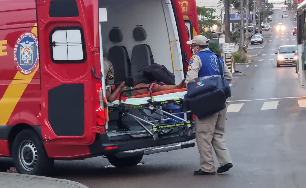 Ciclista é atropelada por carro na Rua Itália e motorista foge após acidente