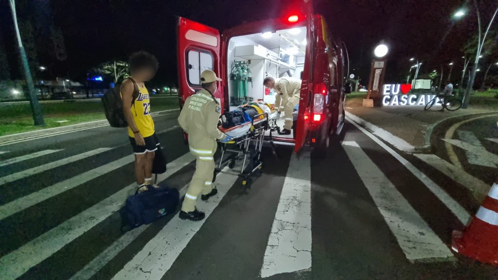 Jeep atinge mulher com bicicleta elétrica na Avenida Brasil