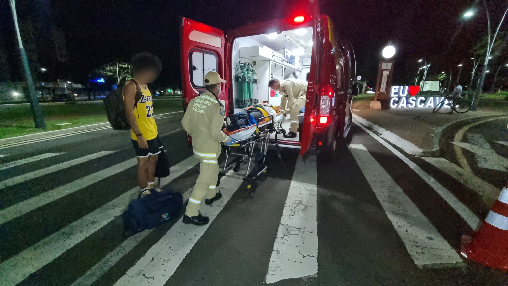 Jeep atinge mulher com bicicleta elétrica na Avenida Brasil