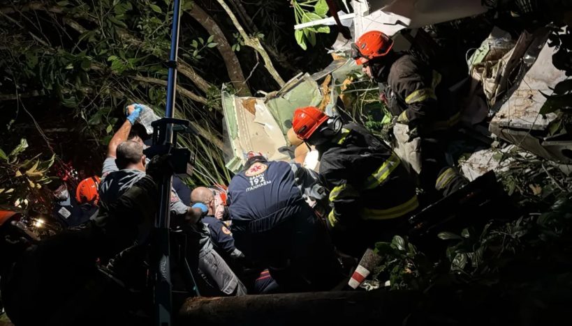 Avião cai no litoral de SP, deixa um morto e outro preso às ferragens