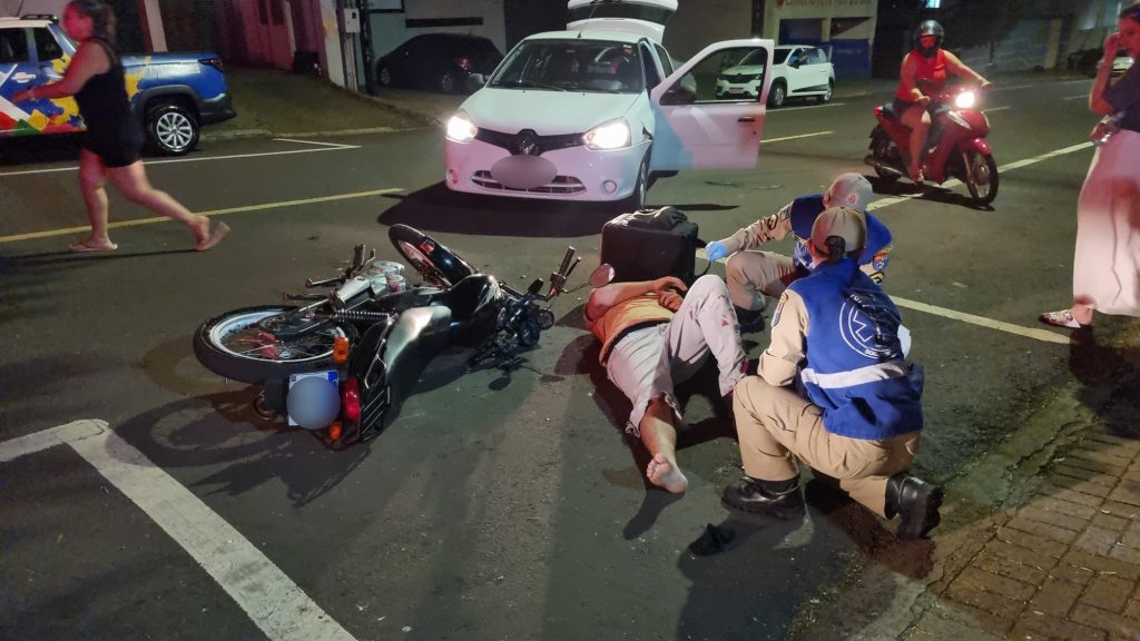 Motociclista fica ferido em acidente com Renault Clio no São Cristóvão