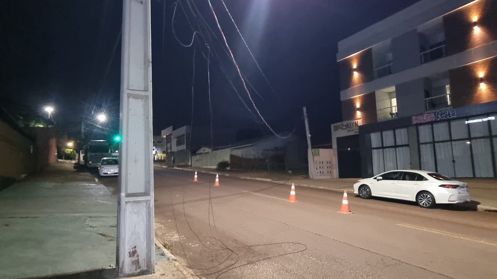 Atenção condutores! Rua Paranaguá está interditada e fios estão caídos sobre a via