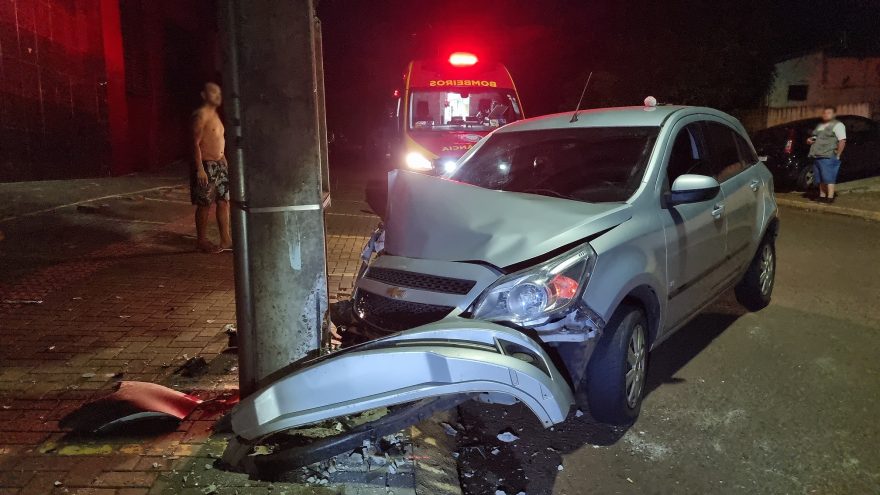 Mulher fica ferida ao bater Agile em poste no Santo Onofre