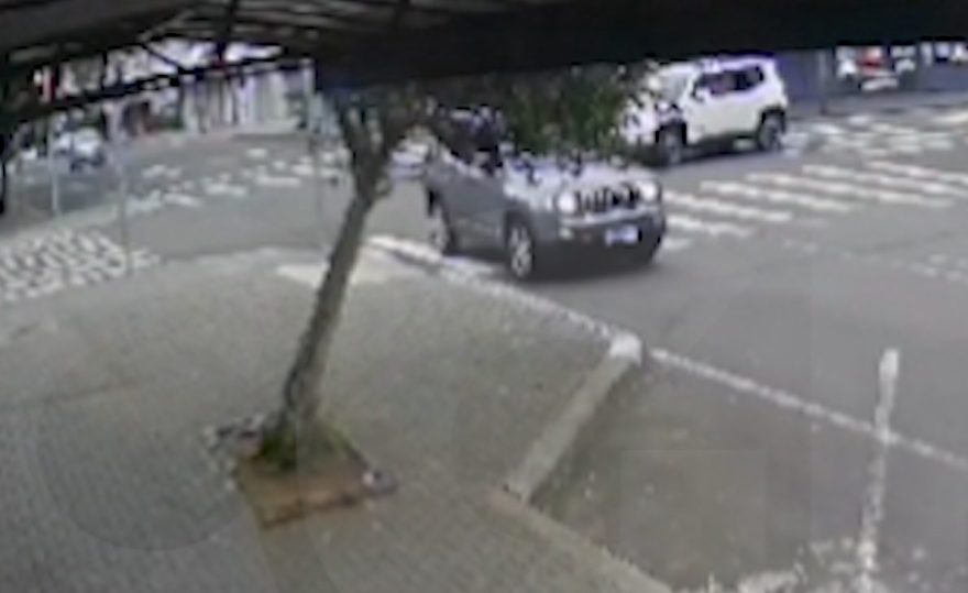 Câmera registra colisão entre Jeep e motocicleta em cruzamento semafórico