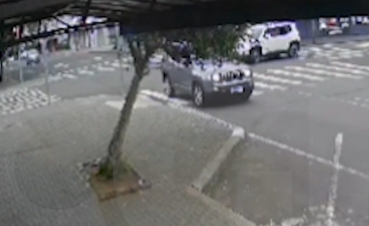 Câmera registra colisão entre Jeep e motocicleta em cruzamento semafórico