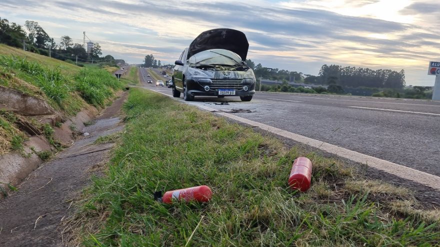 Peugeot pega fogo na rodovia BR-277 e é encontrado ‘abandonado’