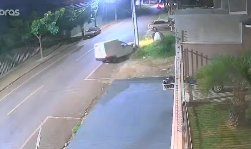 Vídeo mostra Fiorino batendo contra poste na Rua Europa, no Morumbi