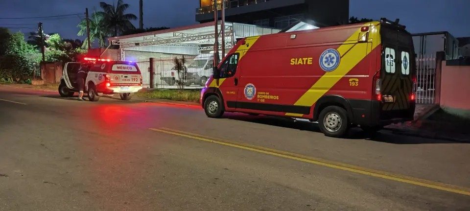 Vítima leva múltiplas facadas no peito, barriga, pescoço e costas e tem carro roubado