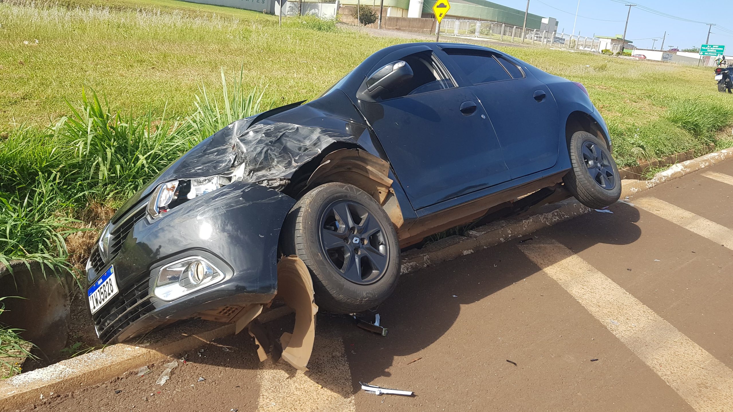 Logan para na canaleta de água após colisão traseira na BR-277