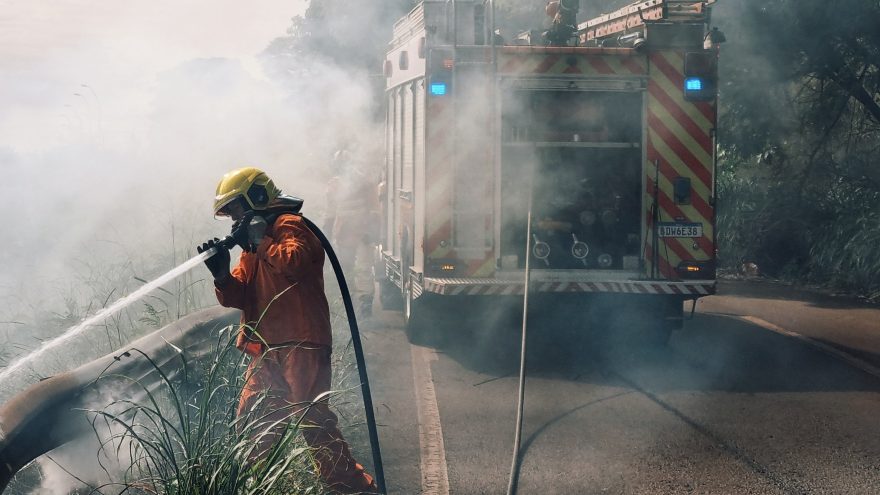 Bombeiros combatem incêndio na marginal da PRc-467, em Cascavel