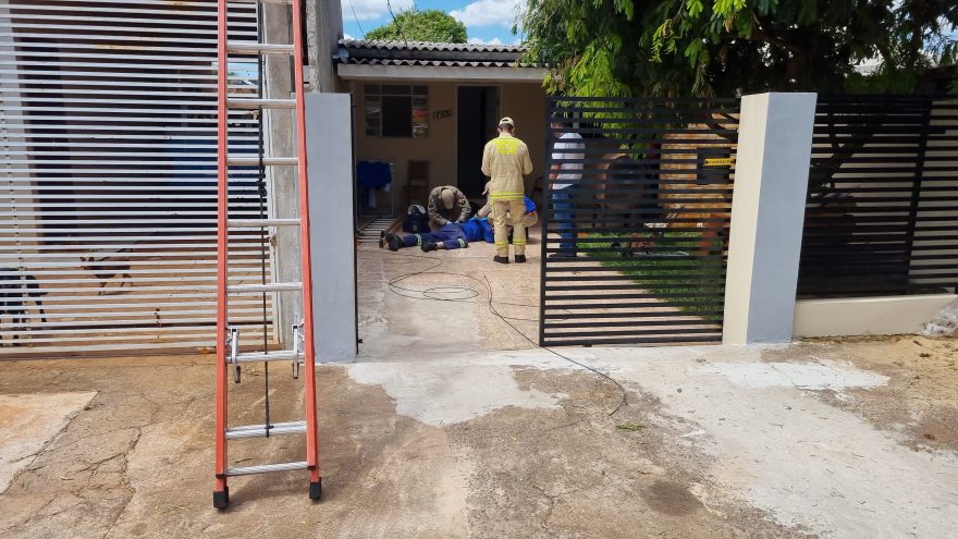 Trabalhador fica ferido ao cair de escada em residência no Santa Cruz