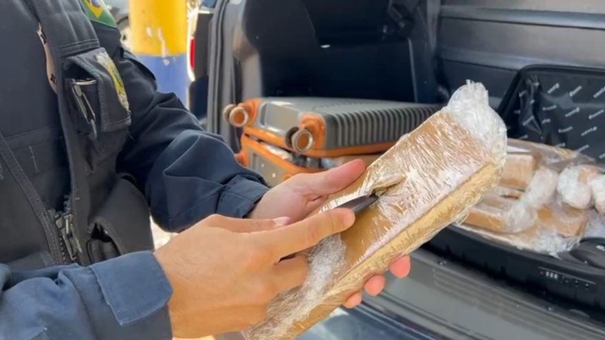 PRF apreende 30 quilos de maconha em ônibus intermunicipal na BR-277