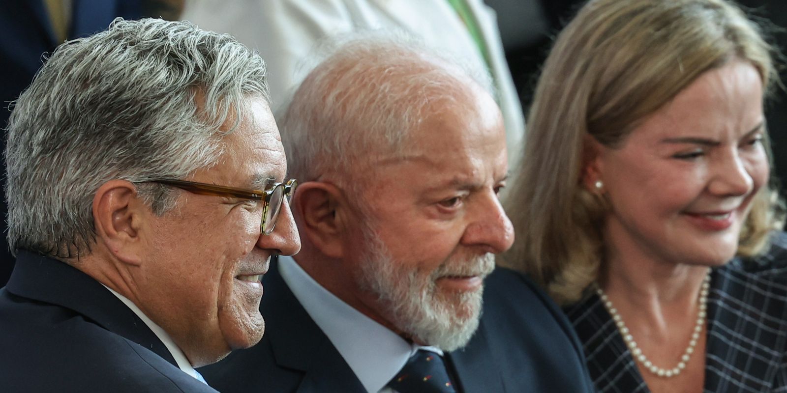 Gleisi Hoffmann cita isenção do IR como prioridade da agenda política Gleisi Hoffmann cita isenção do IR como prioridade da agenda política