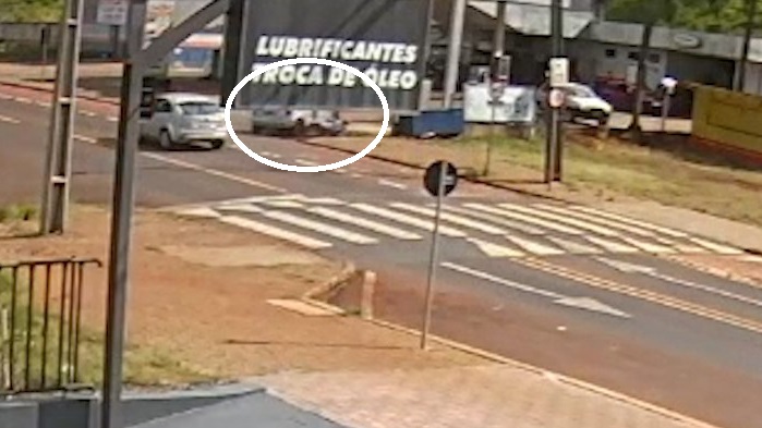 Câmera flagra acidente que deixou mulher ferida na Av. Piquiri