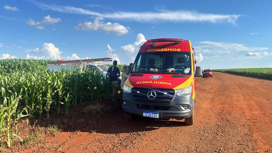 Moto fica destruída em acidente com veículo terceirizado da Copel em estrada rural da cidade