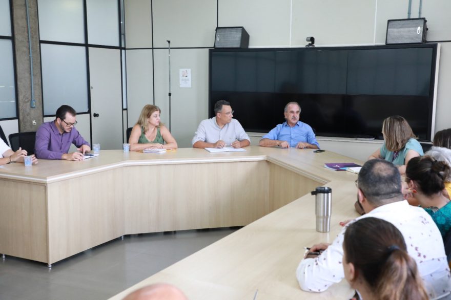 Prefeitura anuncia pagamento do piso salarial para professores e aprova contratação de profissionais