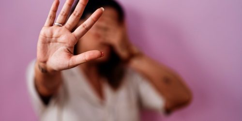 Nove em cada dez agressões contra mulher foram presenciadas por alguém Imagem referente a Nove em cada dez agressões contra mulher foram presenciadas por alguém