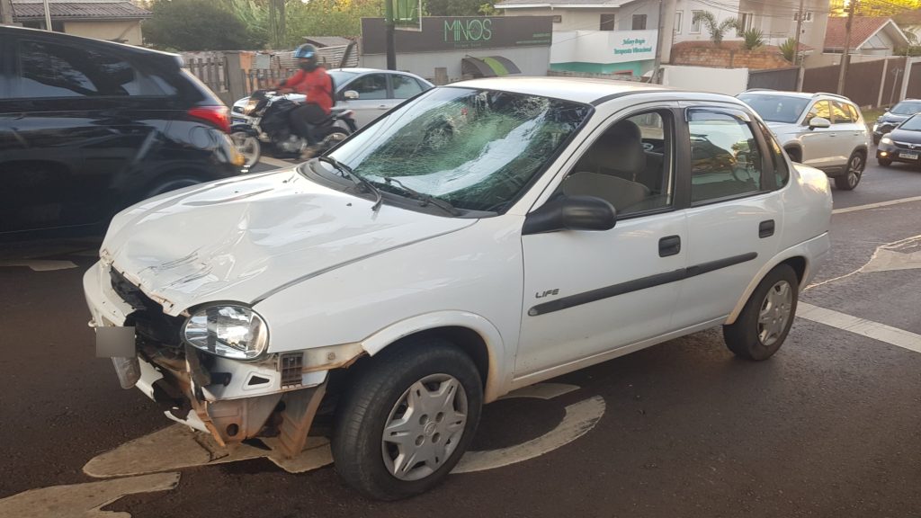 Corsa e Honda CG se envolvem em acidente no Centro