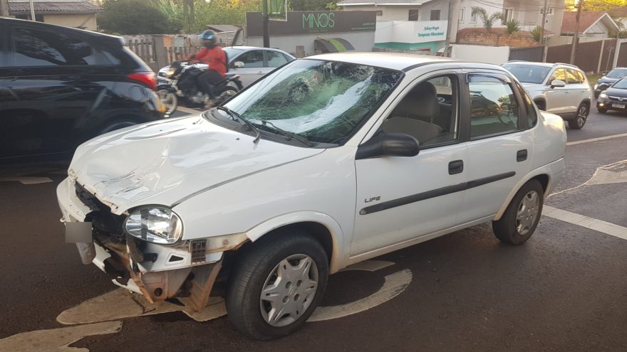 Corsa e Honda CG se envolvem em acidente no Centro