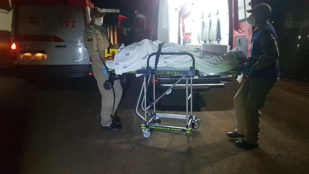 Jovem fratura a clavícula ao cair de moto na marginal da BR-277