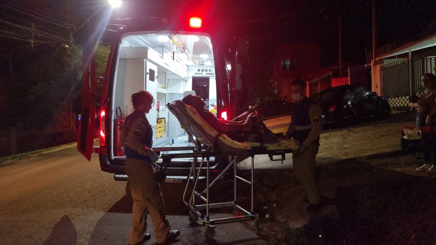 Rapaz de 29 anos sofre queda de moto no Bairro Santa Cruz