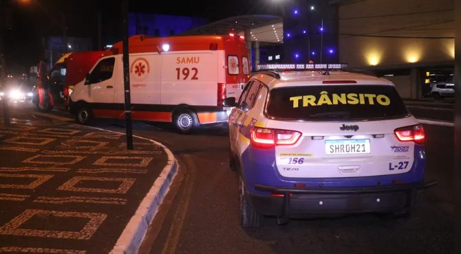 Jovem de 18 anos é atropelada ao por motociclista; piloto fugiu