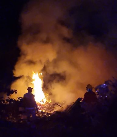 Imagem referente a Bombeiros combatem incêndio em área de vegetação no Conjunto Melissa