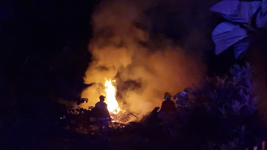 Bombeiros combatem incêndio em área de vegetação no Conjunto Melissa