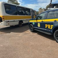 Imagem referente a PRF flagra ônibus de transporte de trabalhadores sem condições mínimas em Céu Azul