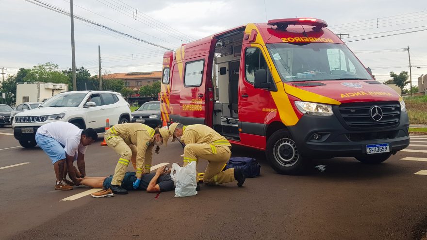 Ciclista e motociclista ficam feridos em acidente no cruzamento da Av. Piquiri com a rua Antonina