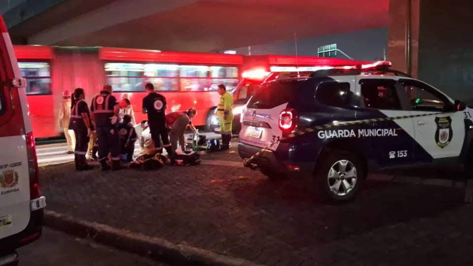 Mulher de 39 anos morre atropelada por ônibus do transporte coletivo