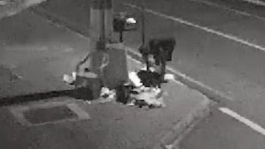 Câmera de segurança flagra morador de rua espalhando lixo em calçada no bairro Cascavel Velho
