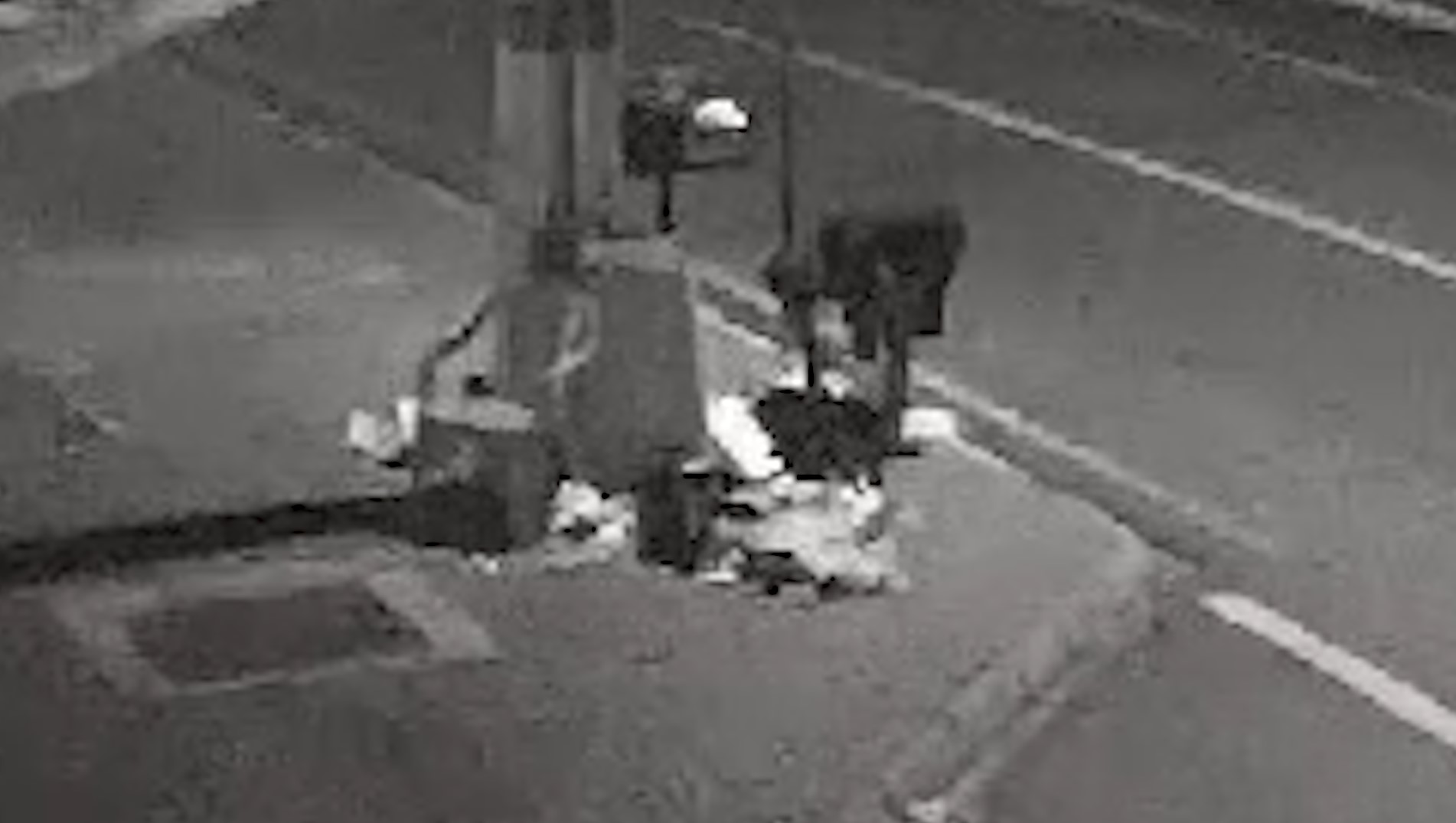 Câmera de segurança flagra morador de rua espalhando lixo em calçada no bairro Cascavel Velho