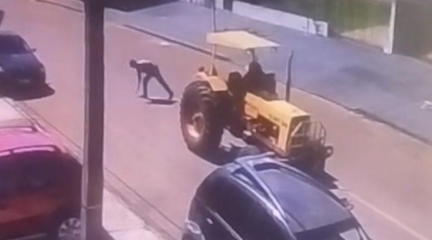 Internauta busca condutor de trator que teria encontrado chave de carro no Bairro Periolo