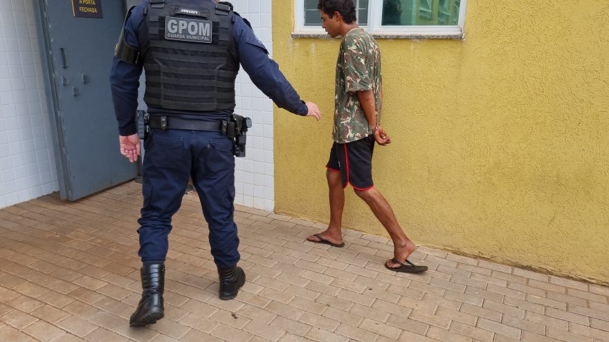 Homem com mandado de prisão por crime de roubo é detido em ação do GPOM da Guarda Municipal