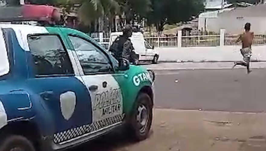 Preso algemado foge do camburão da Polícia Militar