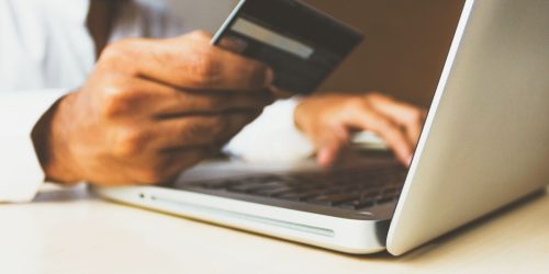 Consumo da alta renda e compras digitais elevam gastos com cartões Imagem referente a Consumo da alta renda e compras digitais elevam gastos com cartões