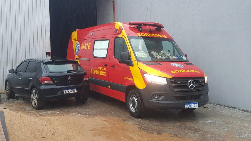 Homem é socorrido pelo Siate após sofrer queda de altura na Avenida Tancredo Neves