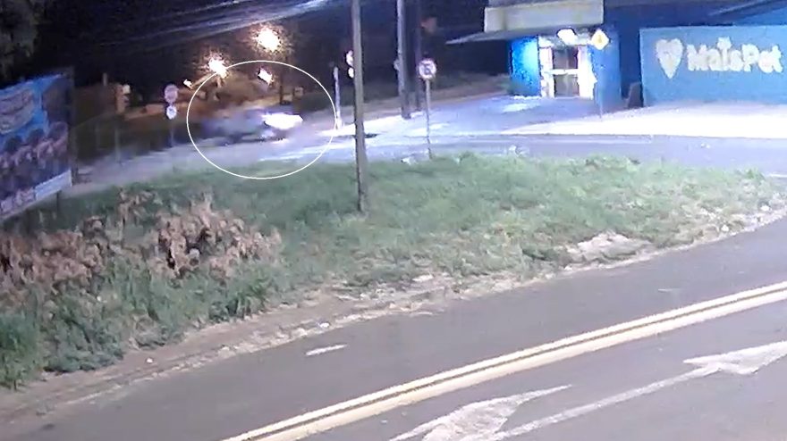 Veículo derrapa e bate contra estrutura de pet shop no Santa Cruz