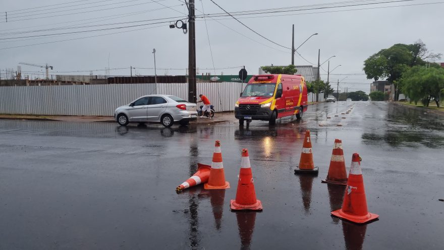 Acidente entre Ka e Biz deixa motociclista ferida
