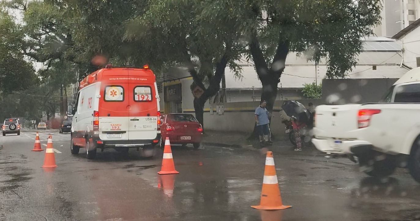 SAMU atende motociclista após acidente no Centro de Cascavel