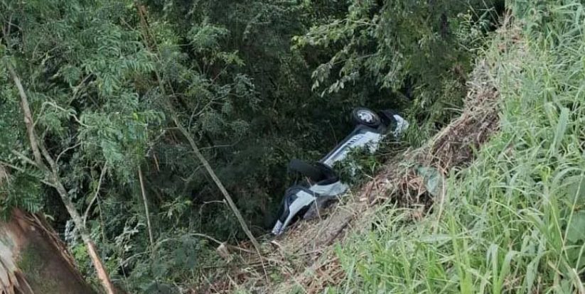 Pessoa desaparecida é encontrada morta em carro capotado no Paraná