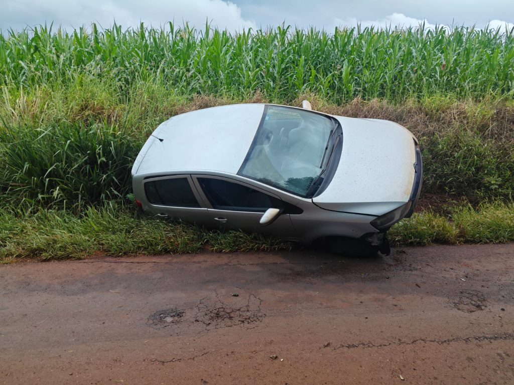 Carro atinge barranco às margens da PR-239 entre Nova Aurora e Iracema do Oeste Carro atinge barranco às margens da PR-239 entre Nova Aurora e Iracema do Oeste