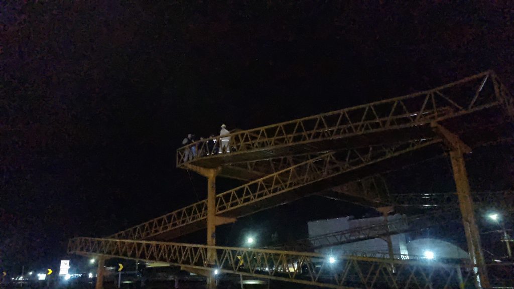 Mulher em surto é socorrida em passarela na BR-277, em Cascavel