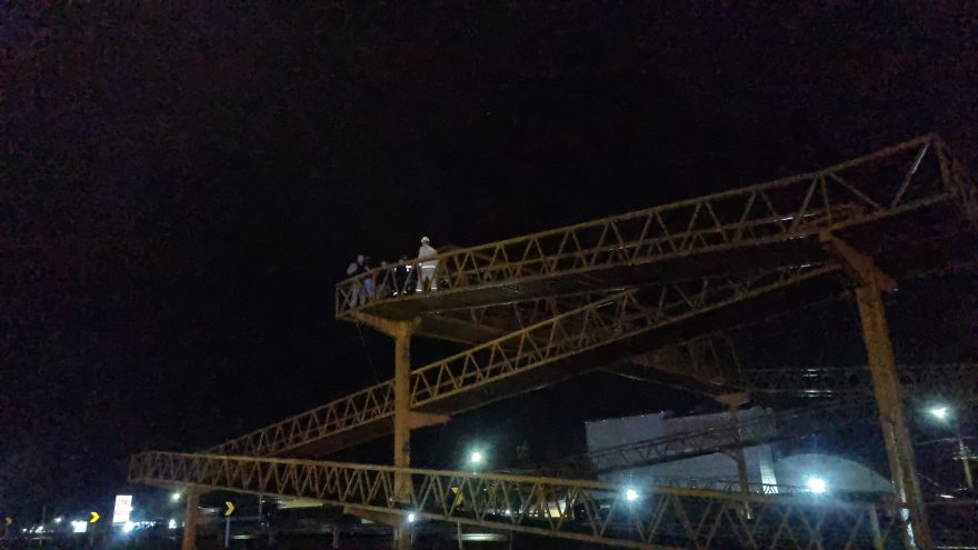 Mulher em surto é socorrida em passarela na BR-277, em Cascavel
